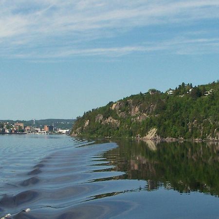 Auberge Centre Ville Saguenay Bagian luar foto