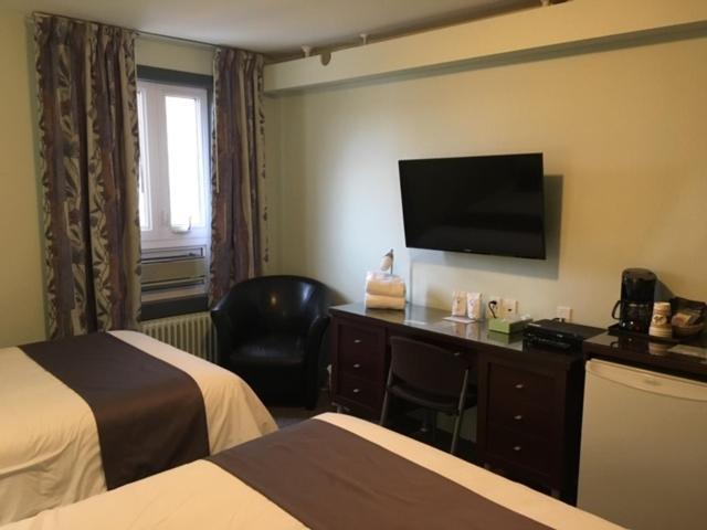 Auberge Centre Ville Saguenay Bagian luar foto