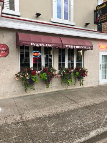Auberge Centre Ville Saguenay Bagian luar foto