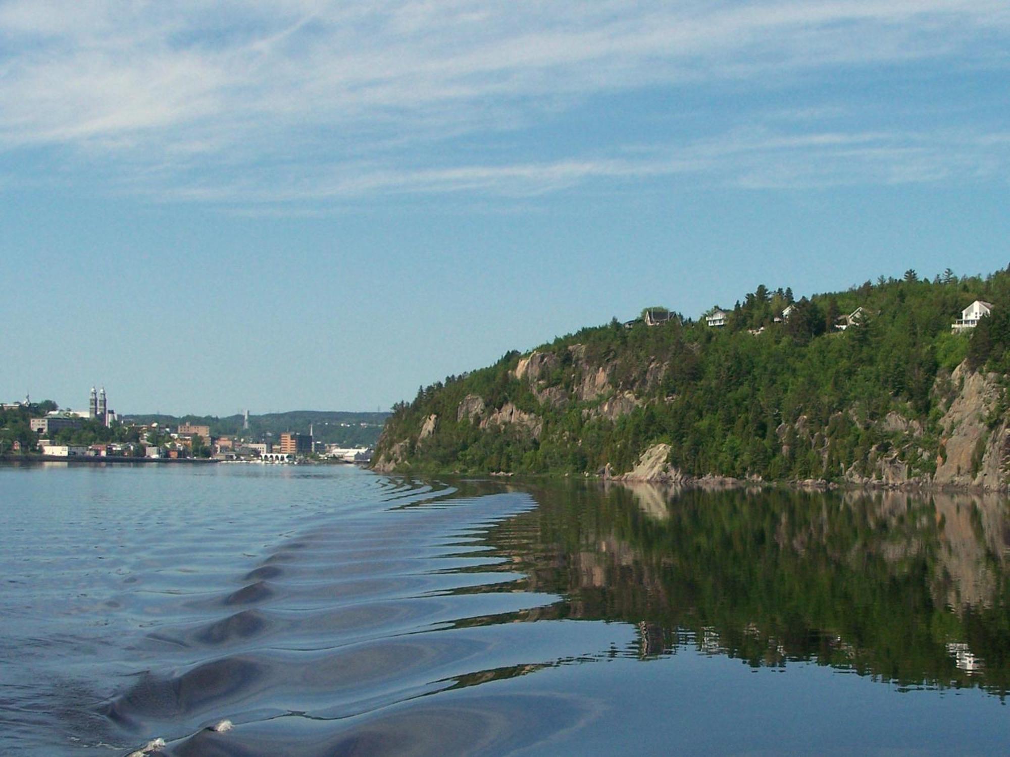 Auberge Centre Ville Saguenay Bagian luar foto