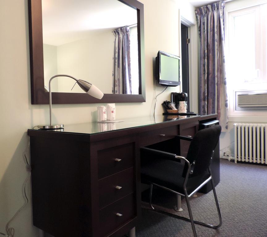 Auberge Centre Ville Saguenay Bagian luar foto