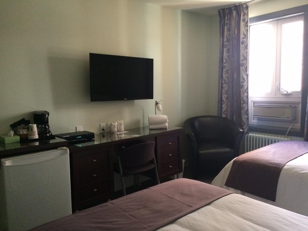 Auberge Centre Ville Saguenay Bagian luar foto