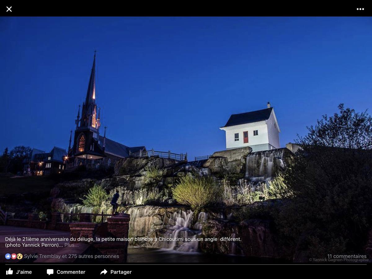 Auberge Centre Ville Saguenay Bagian luar foto