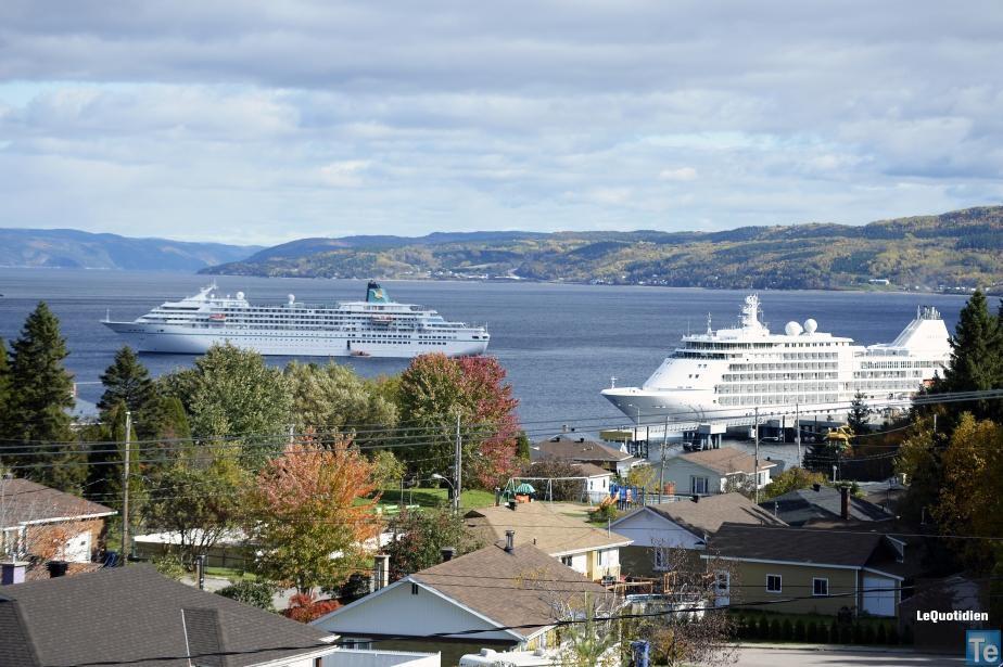 Auberge Centre Ville Saguenay Bagian luar foto