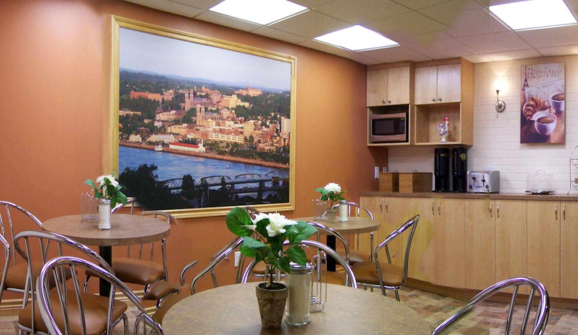 Auberge Centre Ville Saguenay Bagian luar foto
