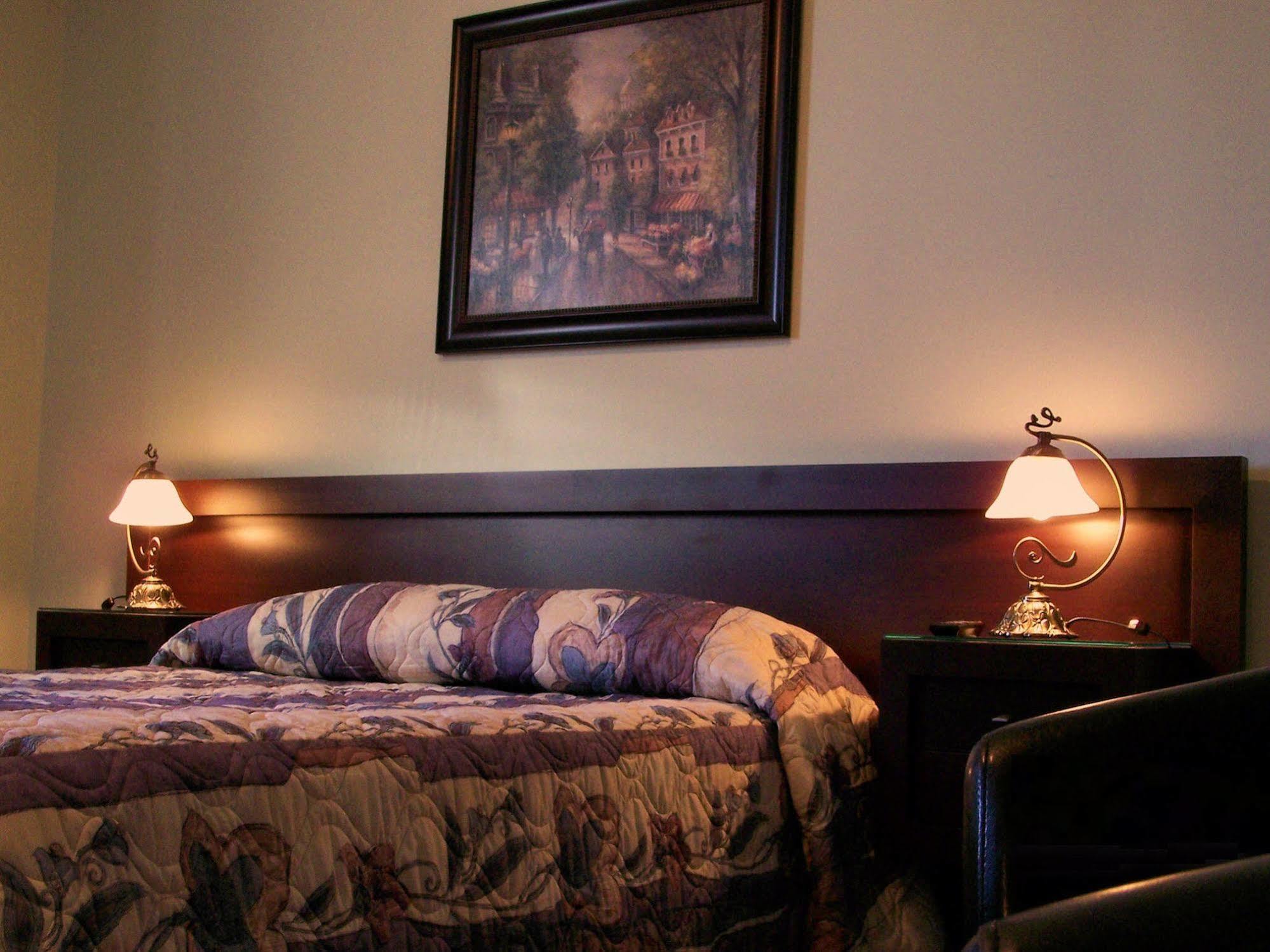 Auberge Centre Ville Saguenay Bagian luar foto