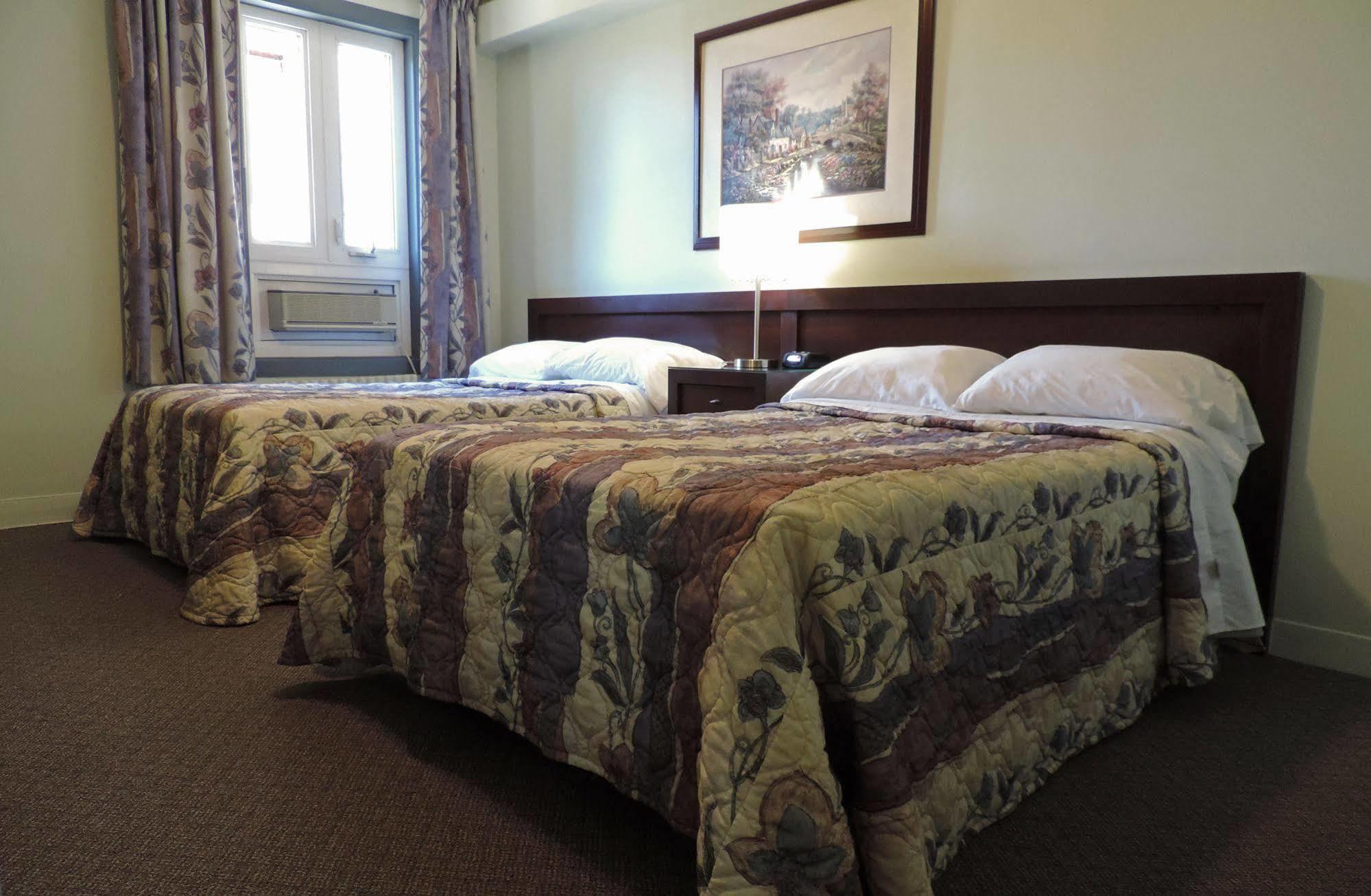 Auberge Centre Ville Saguenay Bagian luar foto